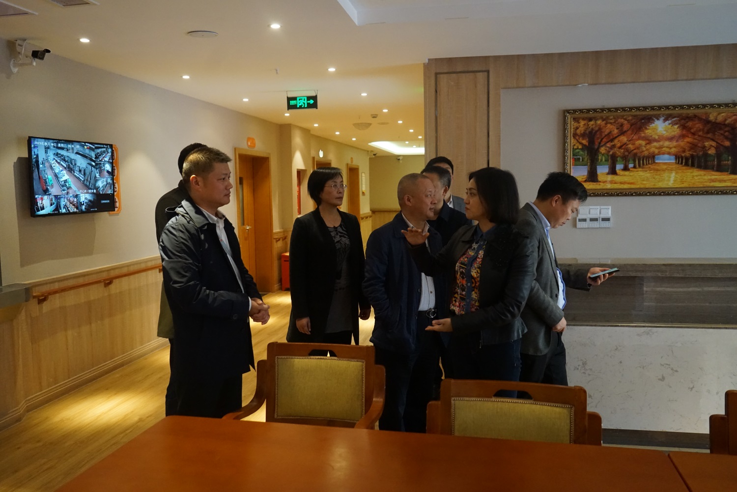 9.參觀餐廳等其他多功能區(qū)域，唐副市長(zhǎng)向陳董事長(zhǎng)詢問樓層層高等情況.JPG
