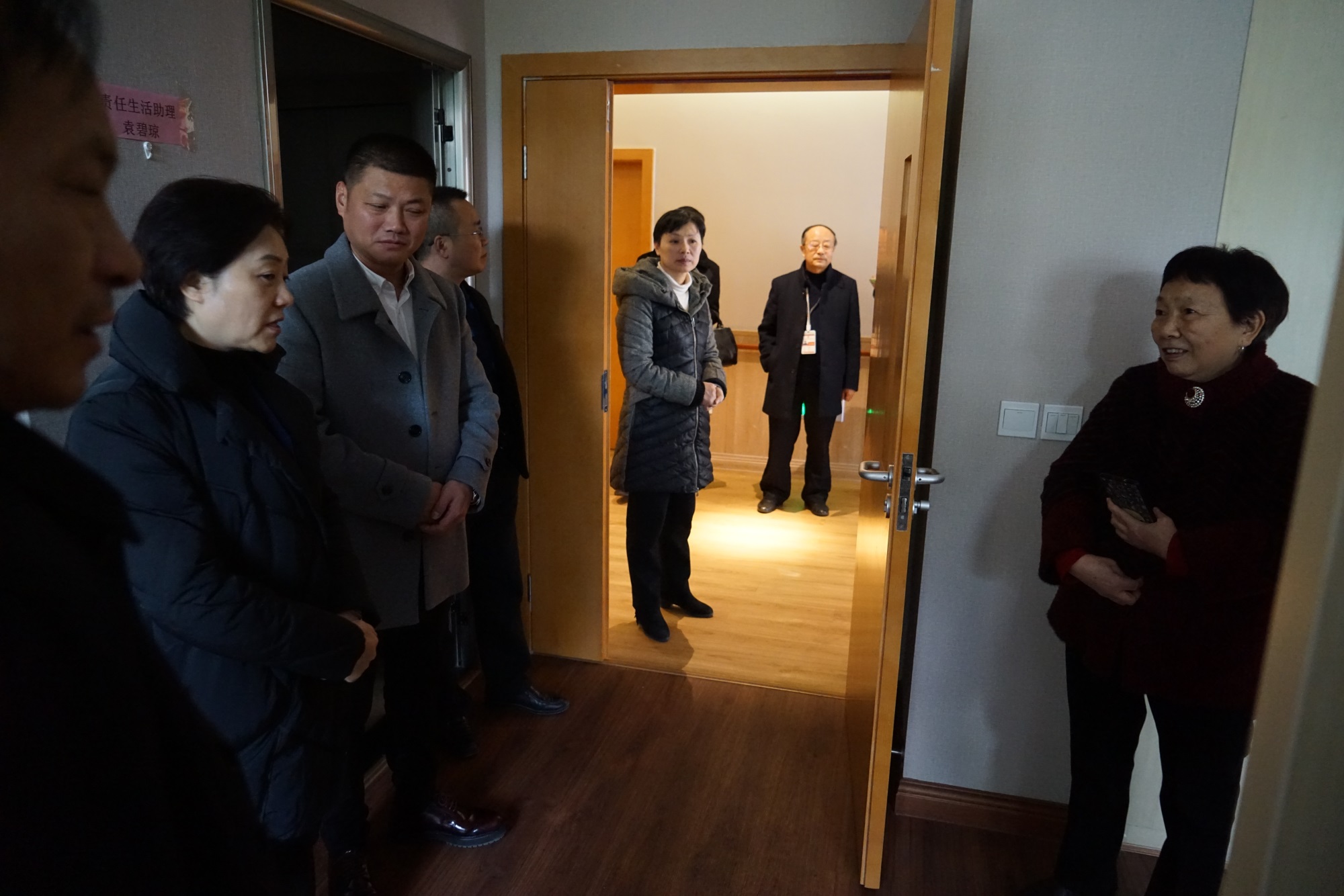 11.參觀套房，鄧廳長與入住老人候婆婆親切交談.JPG