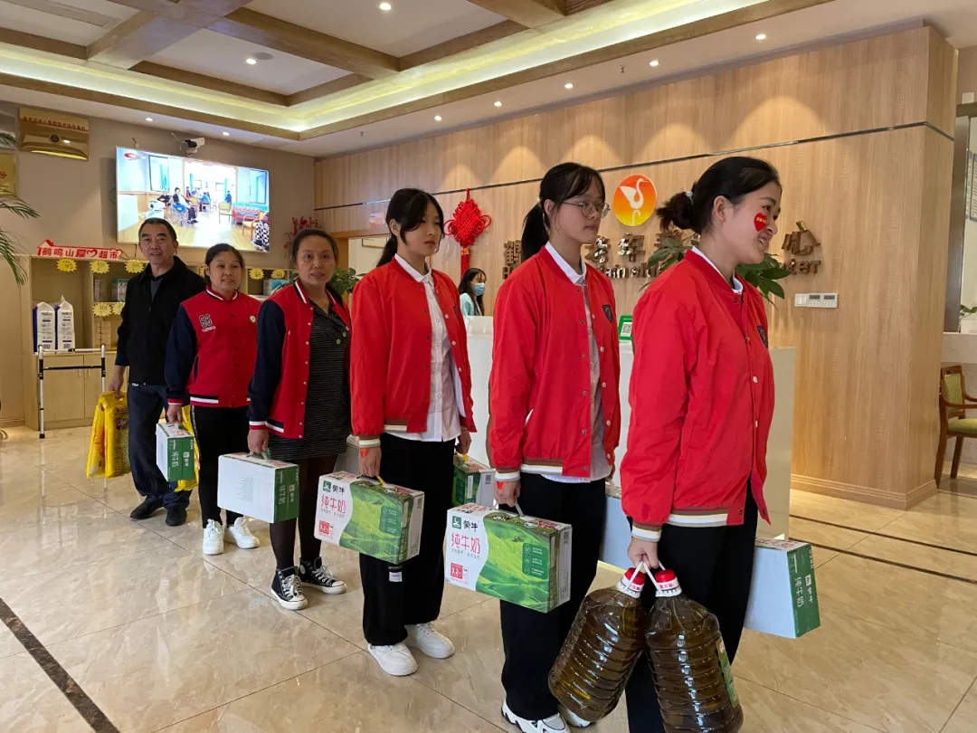 老師們帶來(lái)慰問(wèn)品.jpg